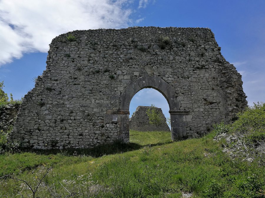 File:Morcone - Arco di ingresso del castello.jpg
