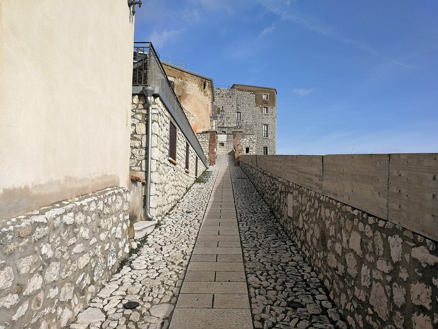 File:Montesarchio - Accesso al museo.jpg