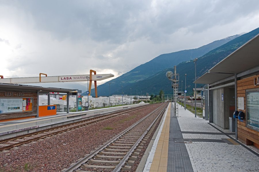 File:Laas railway station platforms.jpg