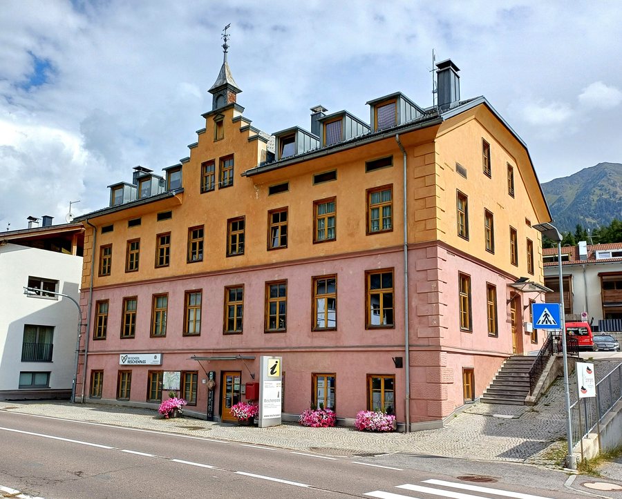 File:Altes Schulhaus (St. Valentin a. d. Haide).jpg