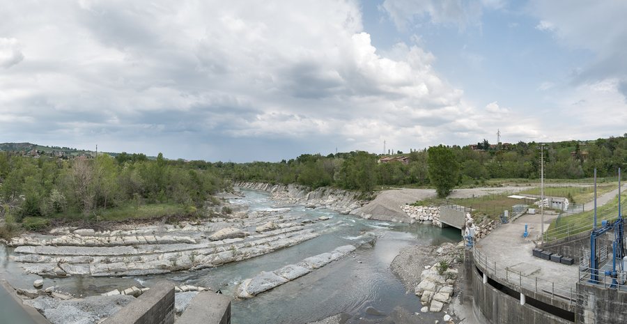File:Fiume Secchia - Diga di Castellarano, Sassuolo, Modena, Italy - May 1, 2022.jpg