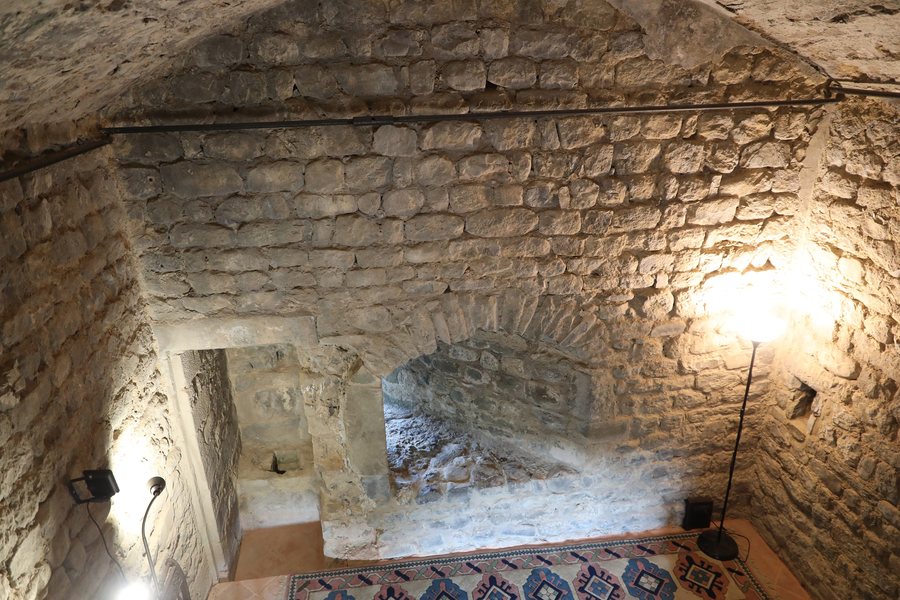 File:Tresana, castello malaspina, interno, volte.jpg