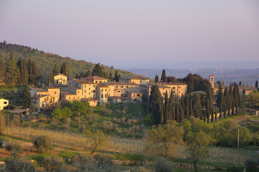 File:Castellina in Chianti - Fonterutoli - view at sunset.jpg