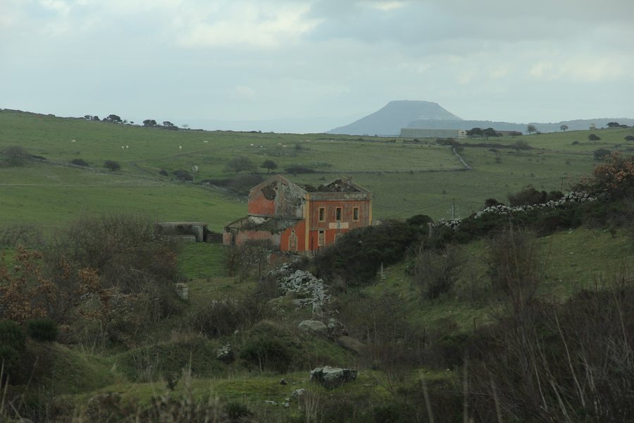 File:Bessude - Casa cantoniera Pianu - SS 131 bis (01).JPG