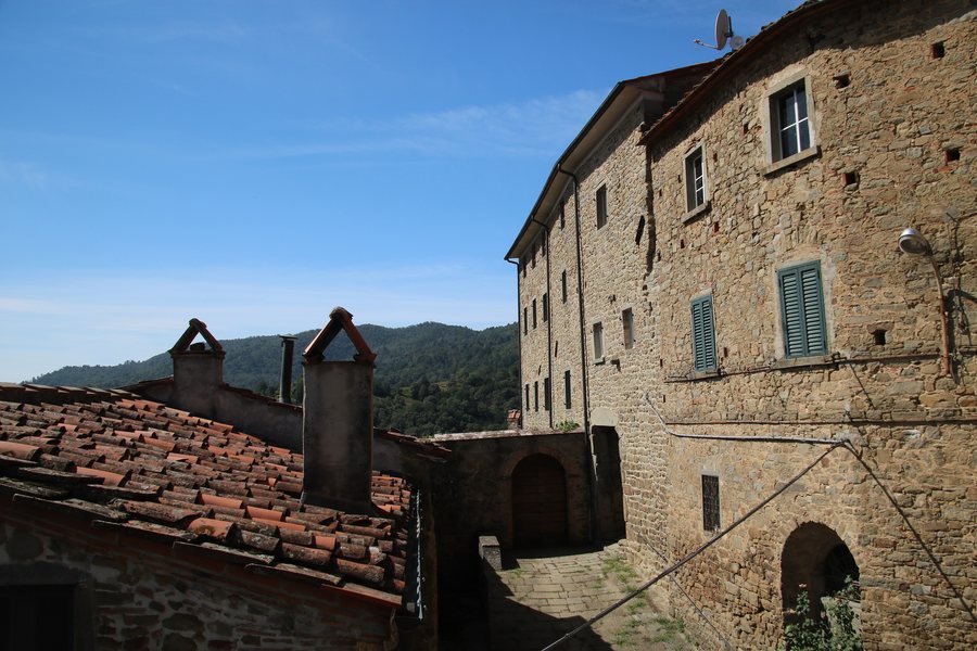 File:Fibbialla (Pescia), centro storico 05.jpg
