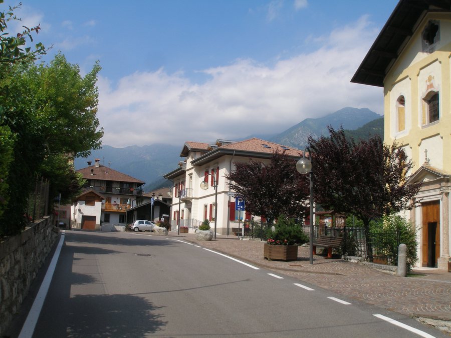 File:Lenzumo-2011-06-21-LaPiazzaSSilvestro.JPG