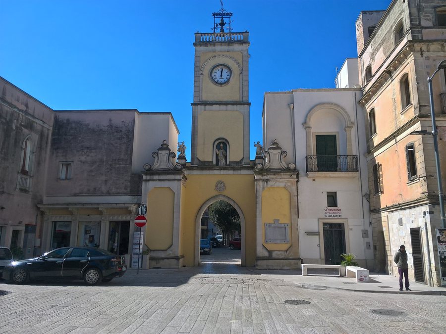 File:Porta San Nicola (Aradeo).jpg
