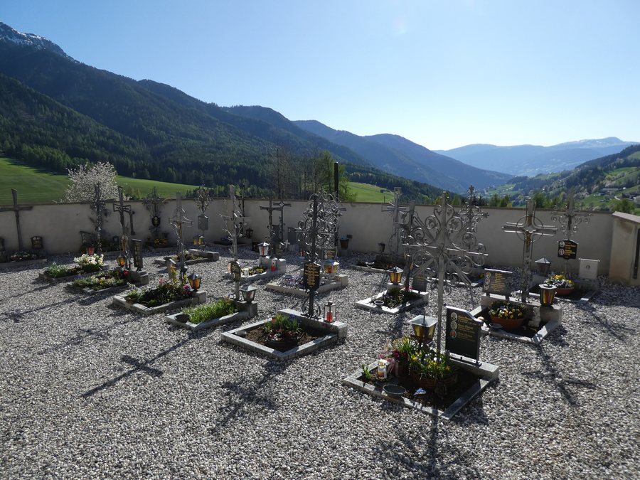 File:Cimitero di Santa Maddalena, Funes 02.jpg