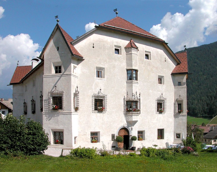 File:20050903110DR Rasen-Antholz Ansitz Heufler.jpg