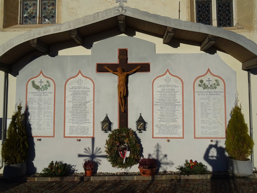File:Cimitero di Meltina - Monumento ai caduti.jpg