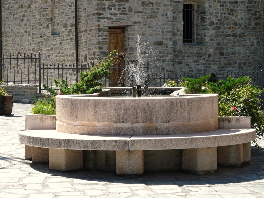 File:Fabbrica Curone-fontana.jpg