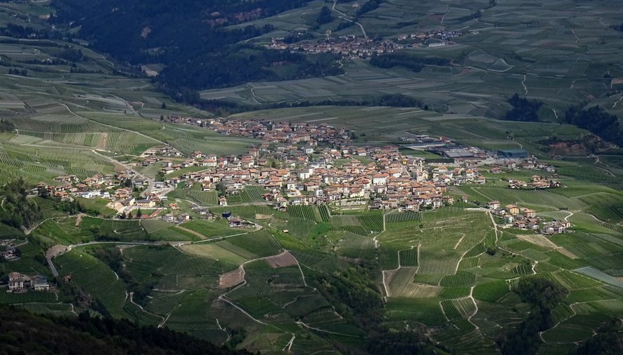 File:Panorama su Revò.jpg
