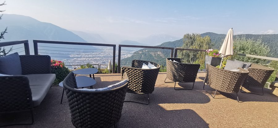 File:ITA — Region Trentino-Südtirol — Provinz Bozen-Südtirol — Bezirksgemeinschaft Salten-Schlern — Gemeinde Jenesien — Pichl 15 (Hotel Belvedere · Aussichtsterrasse) 2024-08-11 Mattes.jpg