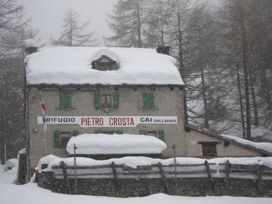 File:Snowfall at Rifugio Pietro Crosta 1751m - Varzo (VCO), Piedmont, Italy - 2019-12-01.jpg