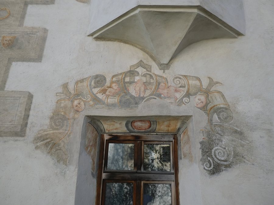 File:Castel Velturno - Affresco intorno a una finestra.jpg