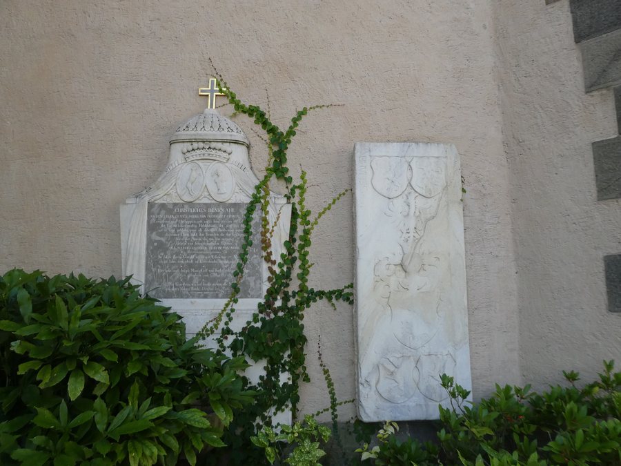 File:Cimitero di Marlengo - Lapidi 01.jpg