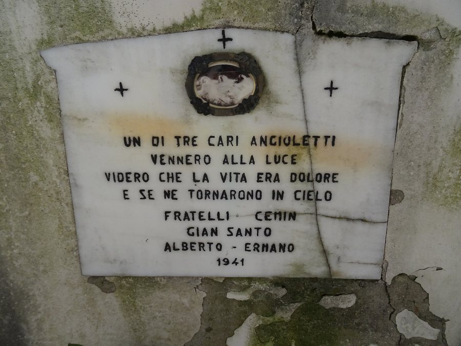 File:Cimitero di Siror - Lapide gemelli.jpg