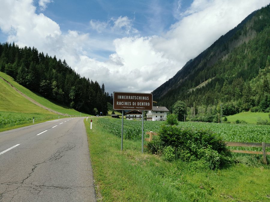 File:ITA — Region Trentino-Südtirol — Provinz Bozen–Südtirol — Bezirksgemeinschaft Wipptal — Gde. Ratschings — LS 38 — Innerratschings (Ortsschild) 2024-07-13 Mattes.jpg
