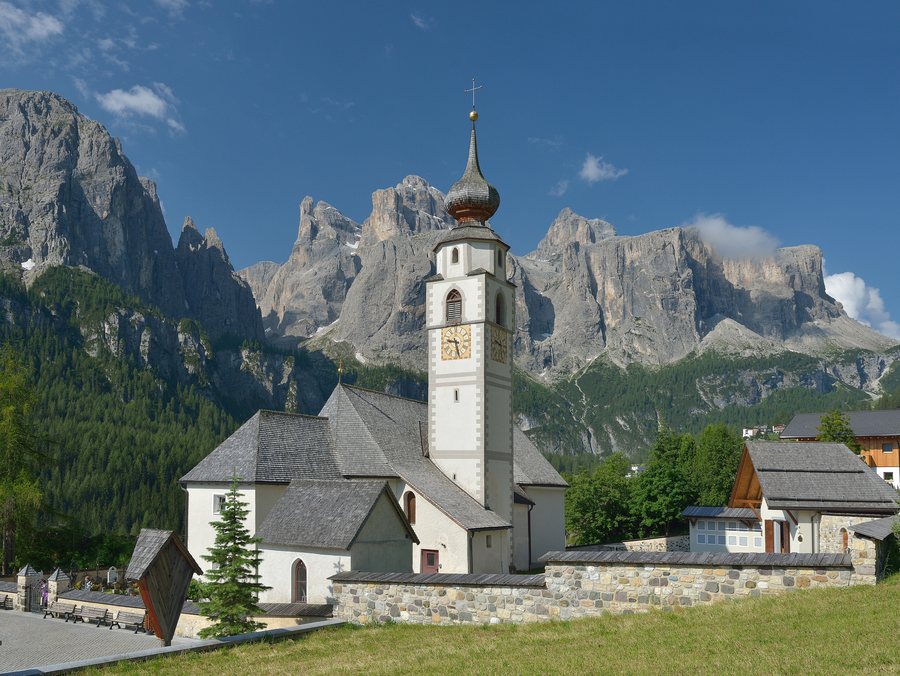 File:Pfarrkirche Sankt Vigil in Kolfuschg mit Sellagruppe 2.jpg
