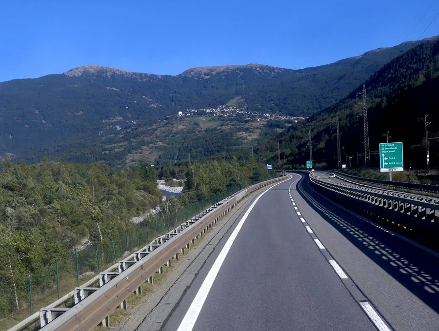 File:Autoroute A32 à Oulx en direction de Suse (septembre 2024).JPG