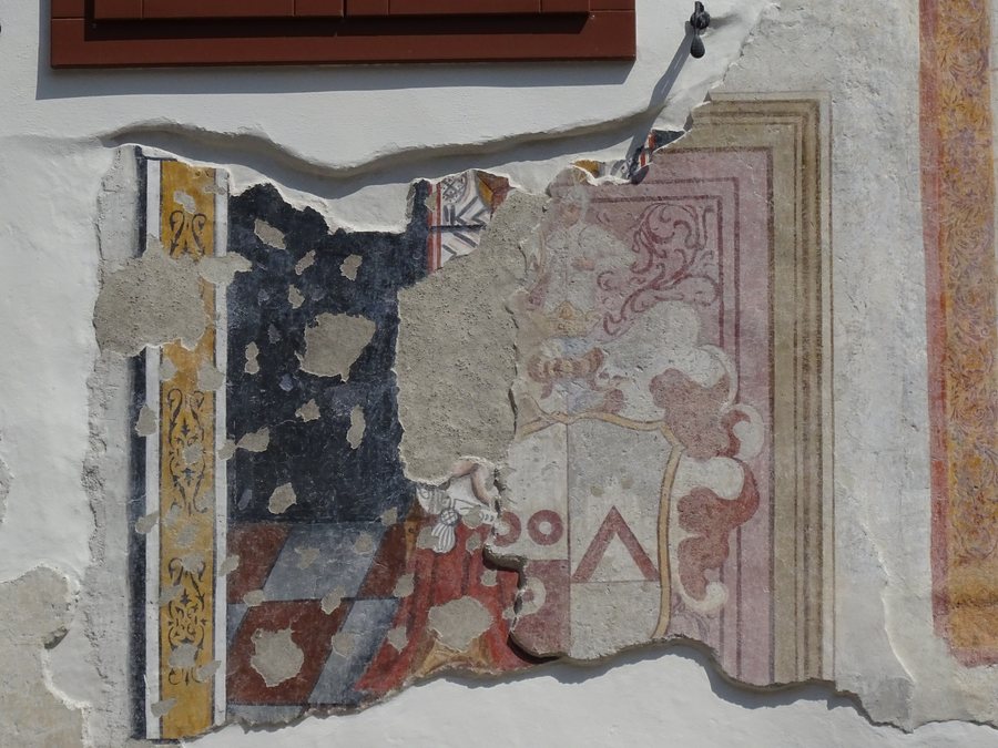 File:Fucine - Casa del dazio - Affresco frammentario.jpg