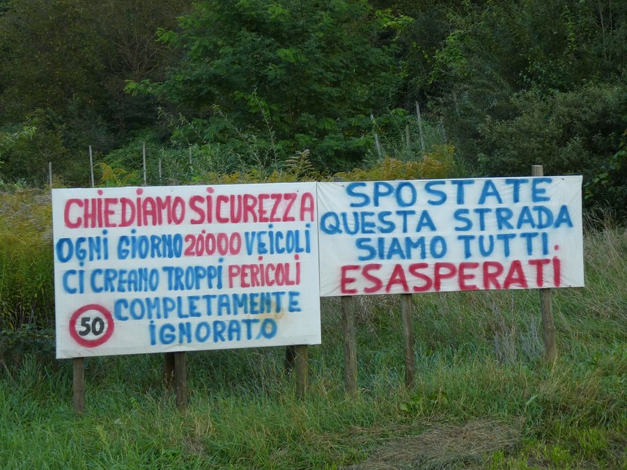 File:Vigolo Baselga - Cartelli di protesta per la SS45 Bis 