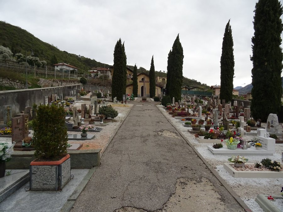 File:Cimitero di Romagnano.jpg