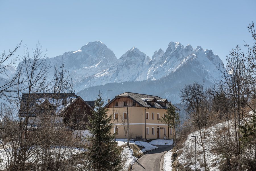 File:Tarvisio Coccau mit Mangart und Cinque Punte 18032016 0987.jpg
