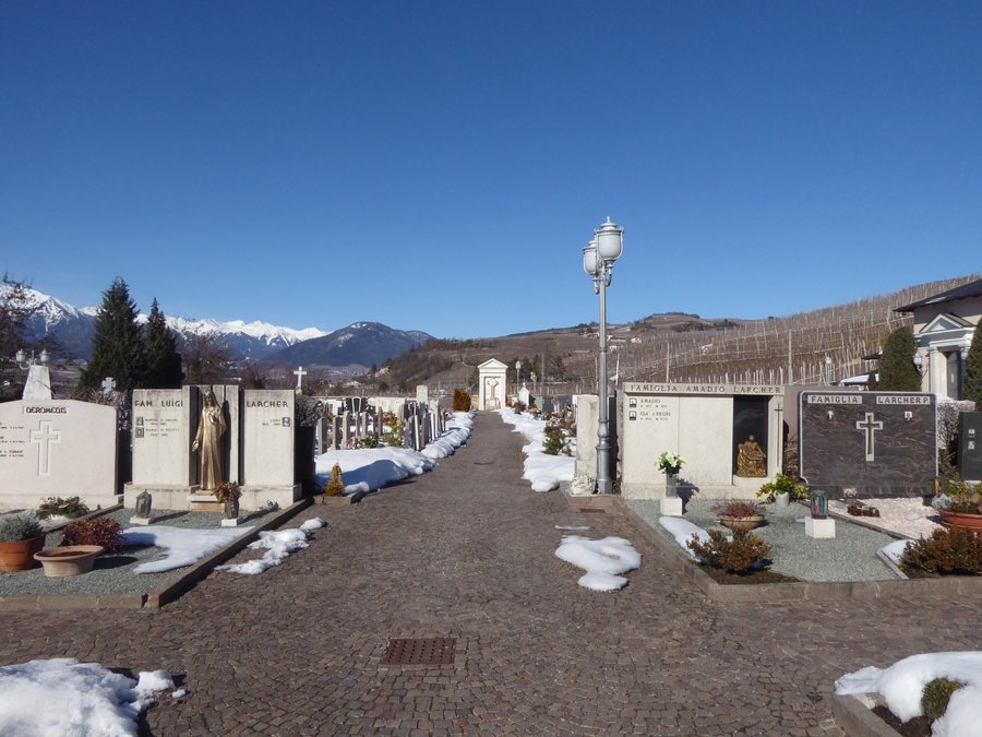 File:Cimitero di Taio.jpg