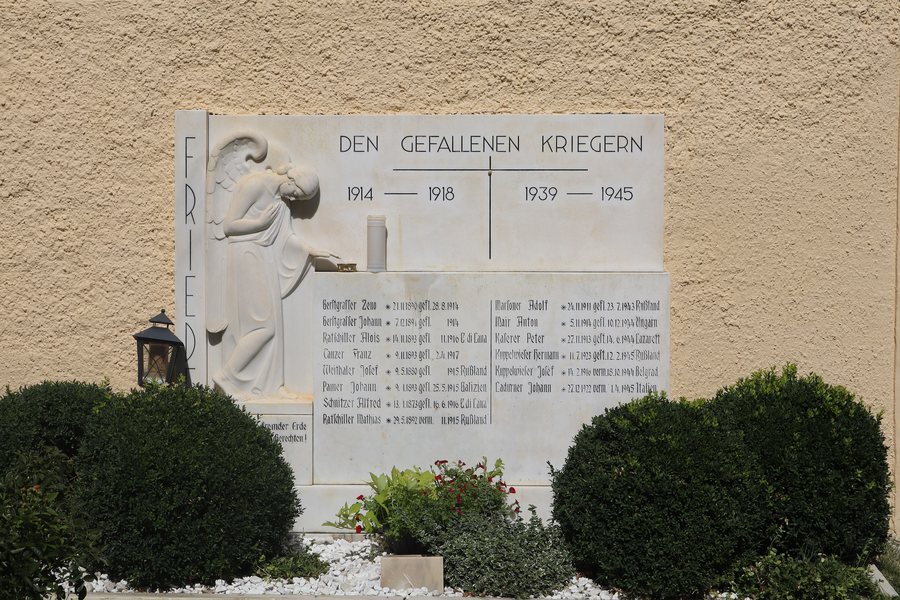 File:Cimitero di Plaus - Monumento ai caduti.jpg
