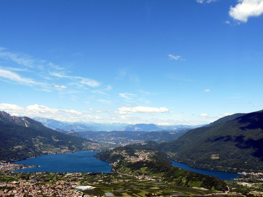 File:Tenna between lake Caldonazzo and lake Levico.jpg