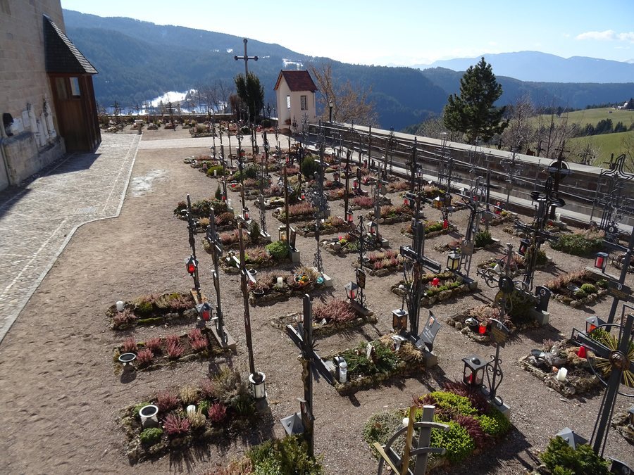 File:Cimitero di Nova Ponente 02.jpg