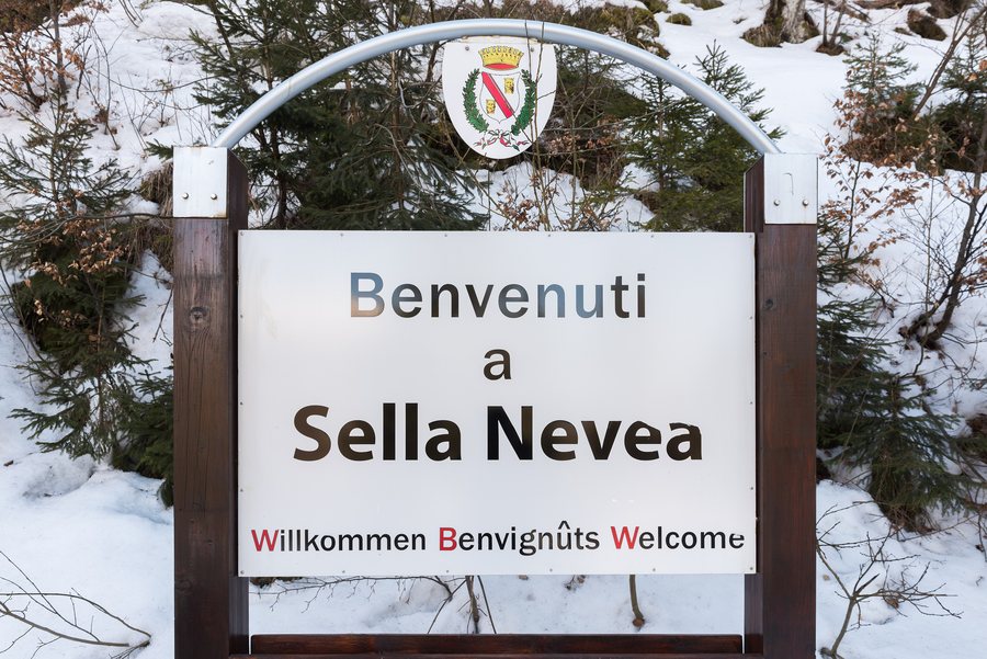 File:Tarvisio Rio del Lago Ortsschild Sella Nevea 10032015 0530.jpg