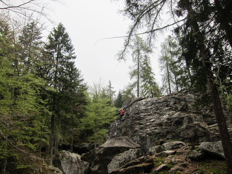 File:Arrampicatore sale su sasso attrezzato a Foppiano di Crodo (Verbano-Cusio-Ossola) - 2017-04-24.jpg