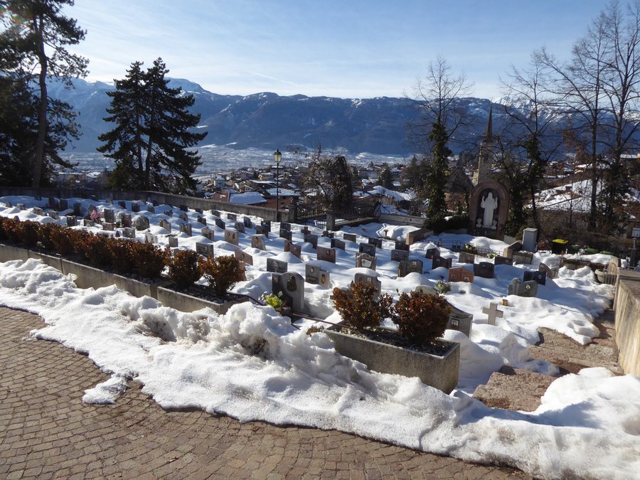 File:Cimitero di Coredo.jpg