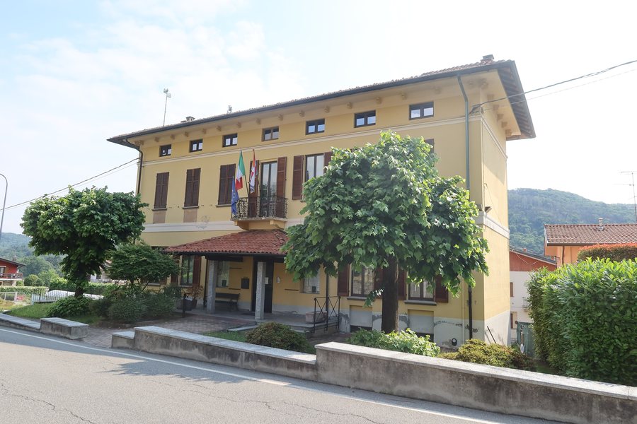 File:Brovello-Carpugnino Municipio.jpg