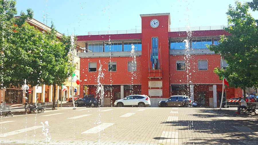 File:Colleferro (RM) - piazza Italia e municipio.jpg