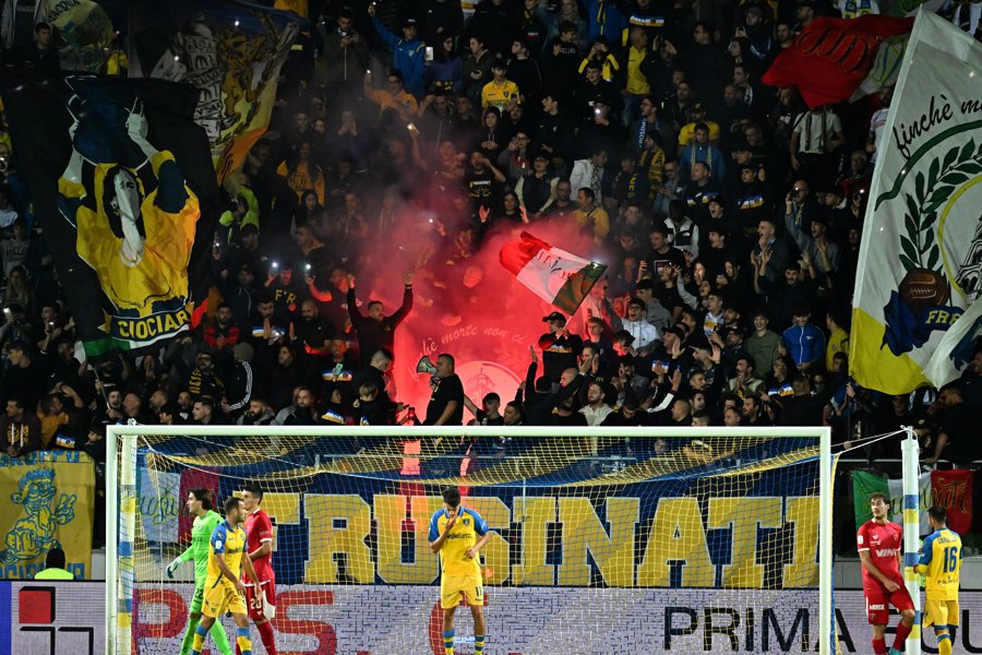 File:Tifo Bandiere3 - Frosinone Calcio - Dsc 3890 Af.jpg